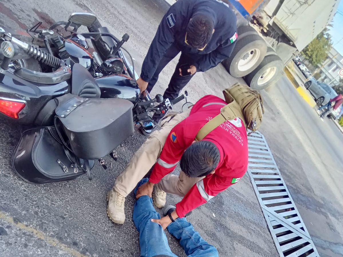 Auxilia Protección Civil de Huamantla a motociclista que sufrió derrape
